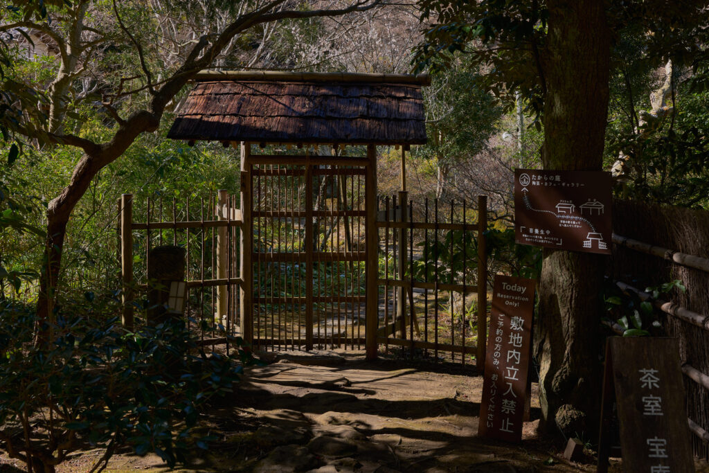 北鎌倉の自然の中にある日本的な門。魚住心がライカで撮影。