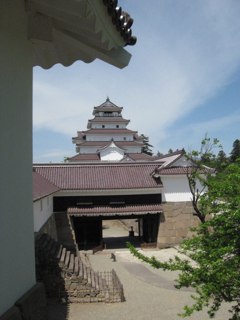 新島八重がスペンサー銃を手に戦った会津若松城（鶴ヶ城）。幕末の激戦を見守り、武士道の精神を今に伝える白亜の天守閣。