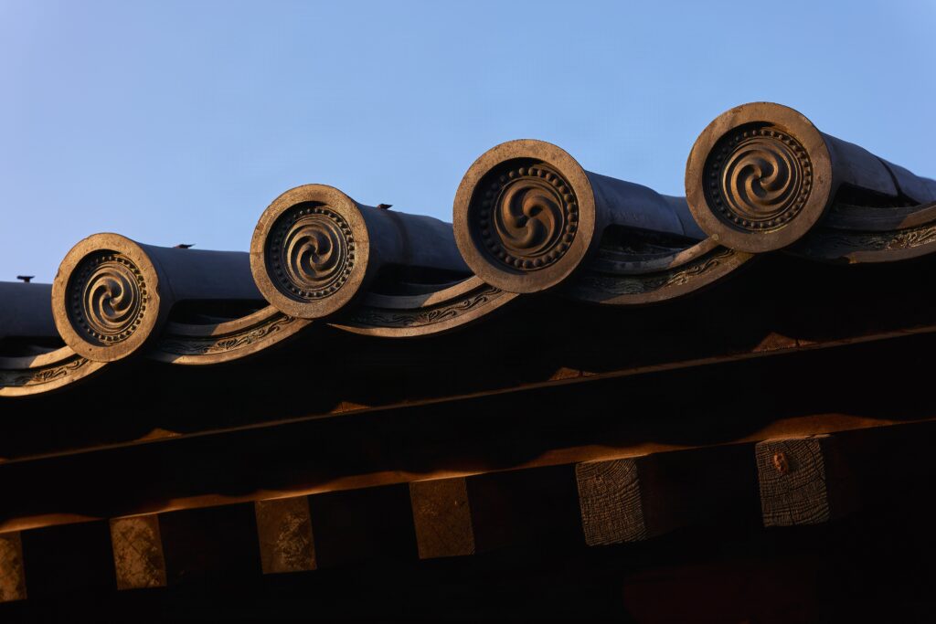 天平時代を東大寺の思わせる瓦屋根。三つ巴の紋が連なっている。
