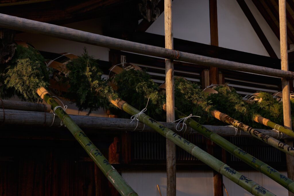 「東大寺 二月堂」と墨書された、修二会のお松明に使用される真新しい青竹がずらりと並ぶ