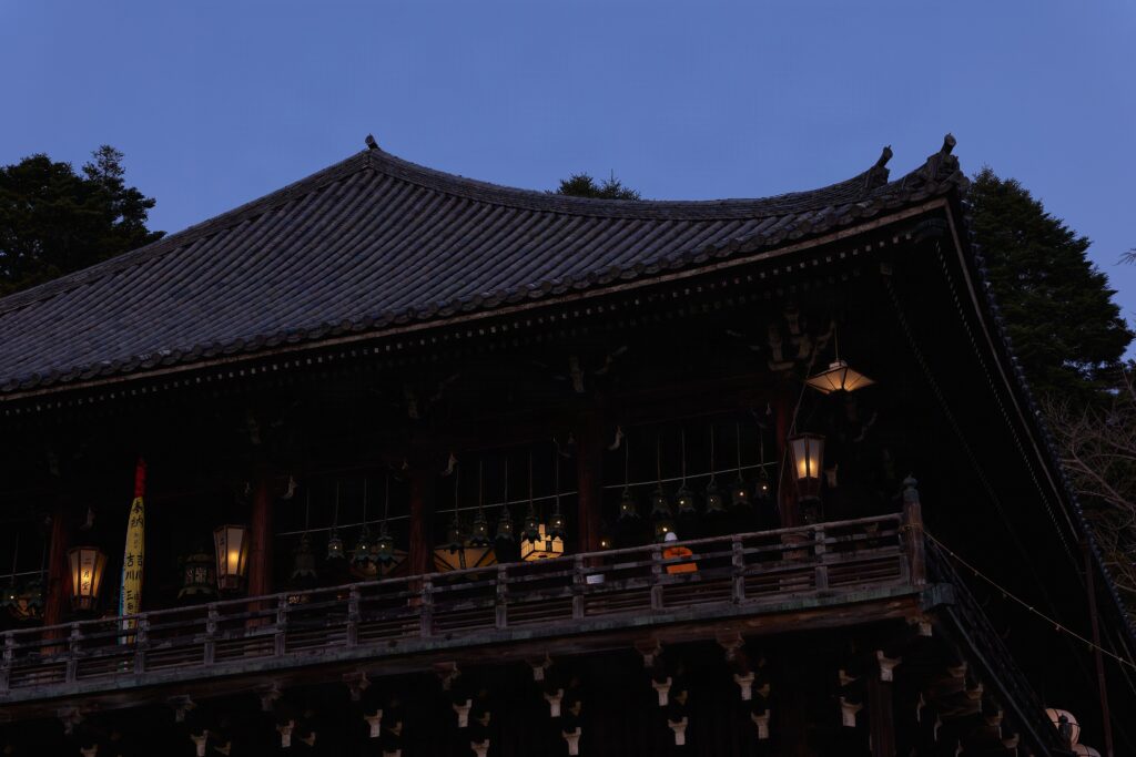 東大寺二月堂の荘厳な建物。修二会の儀式が始まるのを静かに待つようなひととき。