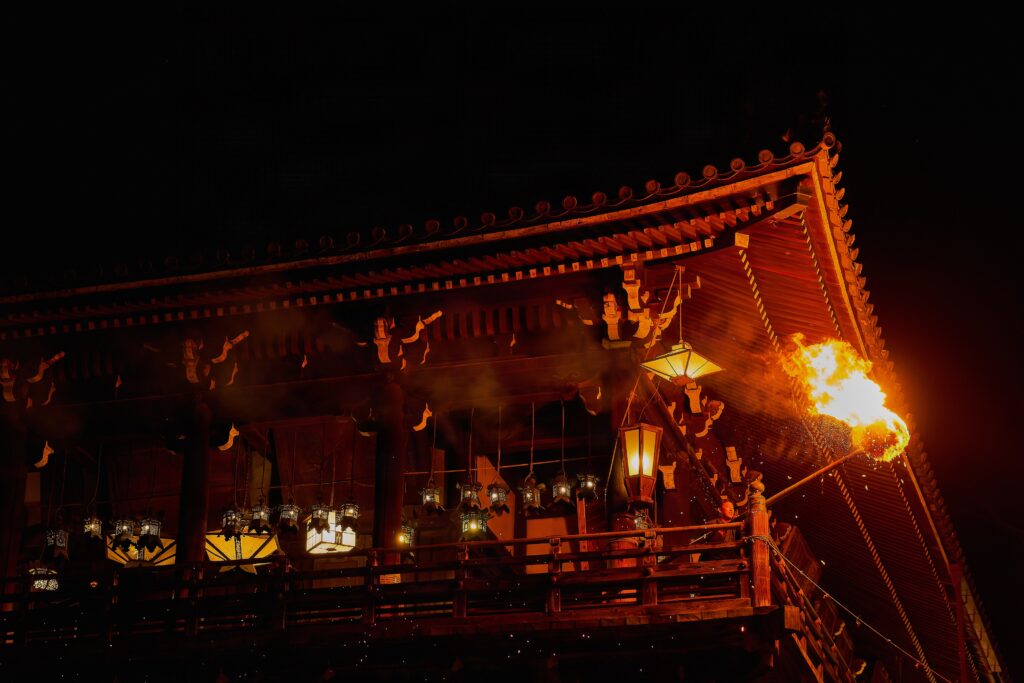 奈良東大寺二月堂の修二会（お水取り）で舞台の向かって右角で高々と上げられる炎