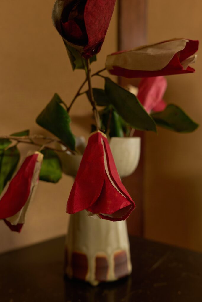 修二会の行法でついた煤（すす）がかすかに残る、紅と白の和紙でこしらえられた椿の造花