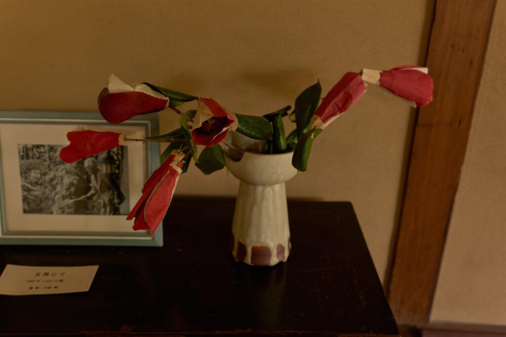 入江泰吉旧宅の玄関に飾られた、修二会の「お下がり」の和紙の椿（のりこぼし）