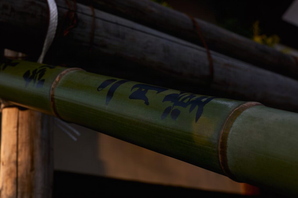 「東大寺 二月堂」と墨書された、修二会のお松明に使用される真新しい青竹の細部