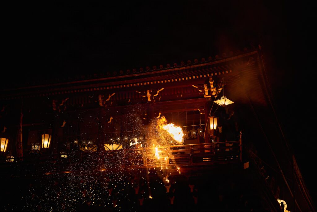 奈良東大寺二月堂の修二会（お水取り）で舞台から振り下ろされる大きな松明と舞い散る火の粉
