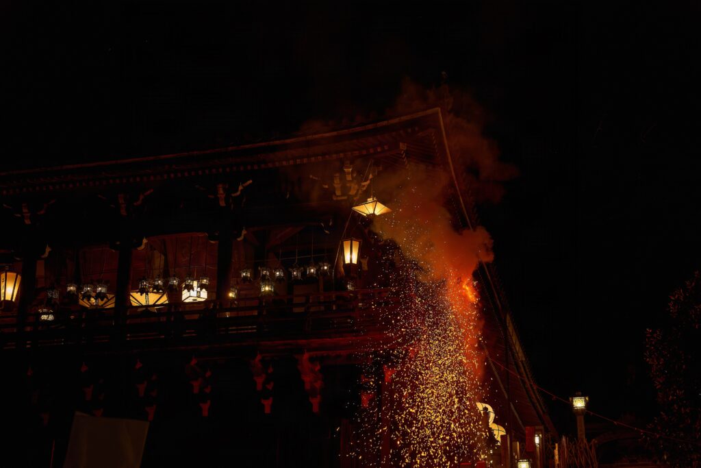 奈良東大寺二月堂の修二会（お水取り）で舞台から振り下ろされる大きな松明と舞い散る火の粉