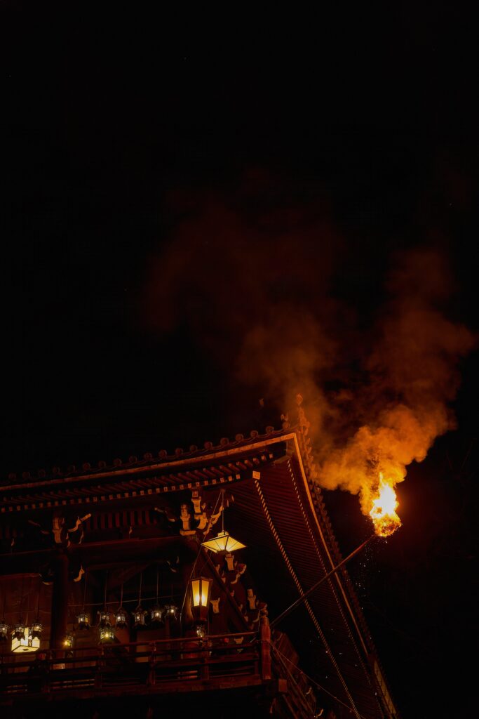 二月堂の舞台を飾る火の粉がダイナミックに夜空へ広がる、修二会の象徴的な光景