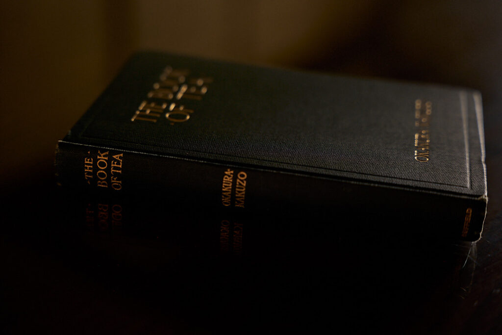 岡倉覚三の『茶の本』アメリカで出版された初版本。深い緑色に金箔でタイトルが入っている。魚住心がライカで撮影。