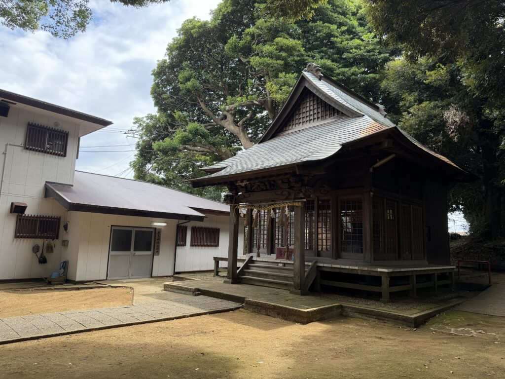 右側に鹿島神社の拝殿、その左隣に隣接する白い壁の道場建物（社務所）の全景。
